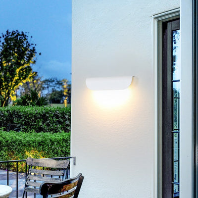 Moderne minimalistische wasserdichte Dreieck-Halbkreis-Druckguss-Aluminium-PC-LED-Wandleuchte für die Terrasse im Freien 