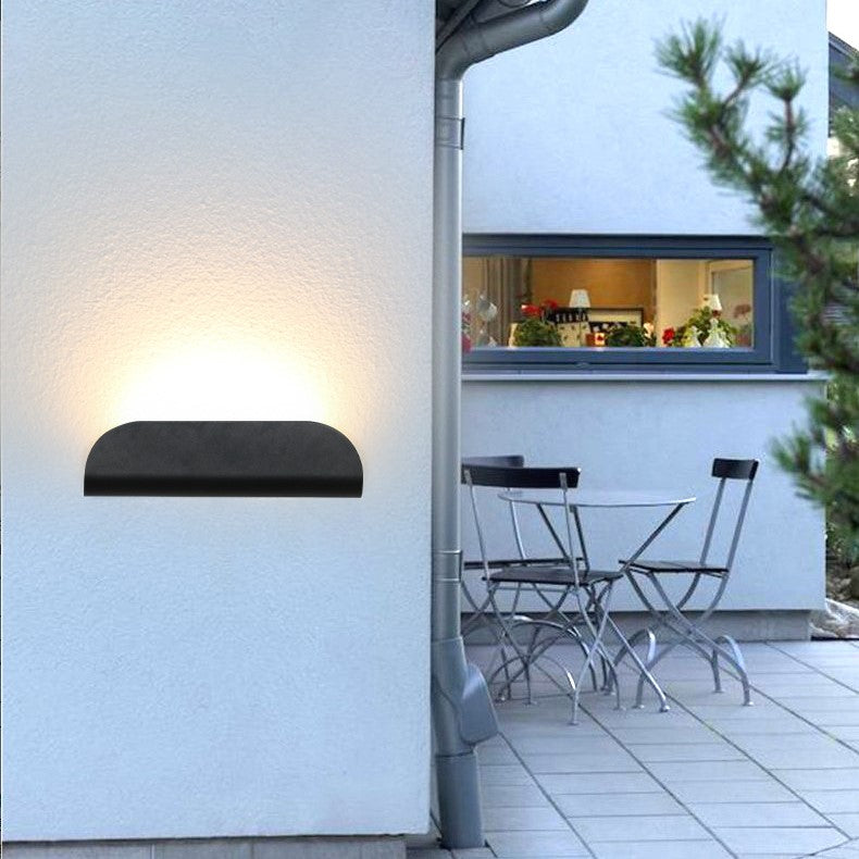 Moderne minimalistische wasserdichte Dreieck-Halbkreis-Druckguss-Aluminium-PC-LED-Wandleuchte für die Terrasse im Freien 