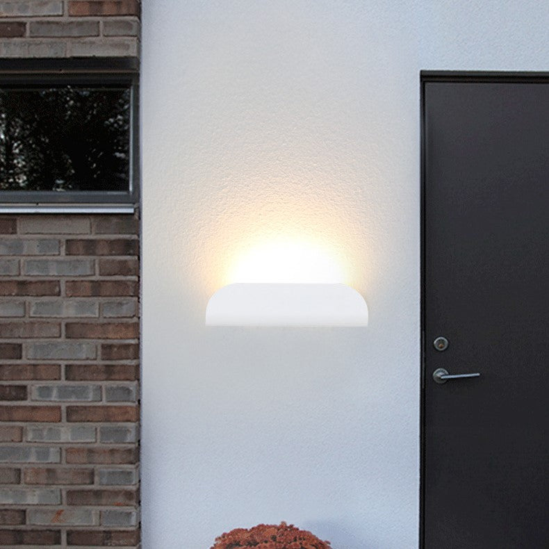 Moderne minimalistische wasserdichte Dreieck-Halbkreis-Druckguss-Aluminium-PC-LED-Wandleuchte für die Terrasse im Freien 