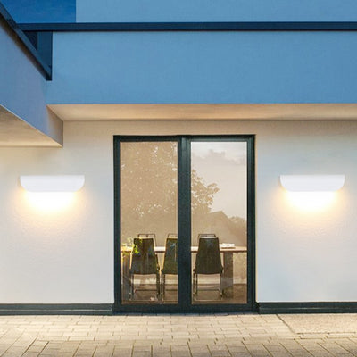 Moderne minimalistische wasserdichte Dreieck-Halbkreis-Druckguss-Aluminium-PC-LED-Wandleuchte für die Terrasse im Freien 