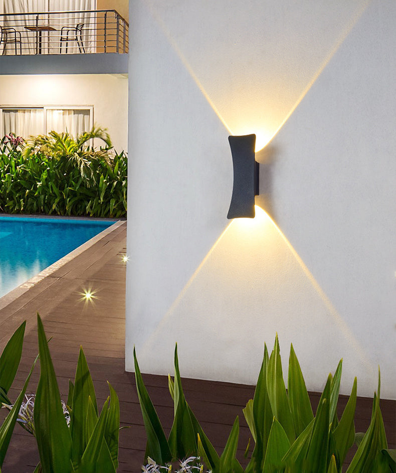 Moderne minimalistische wasserdichte Dreieck-Halbkreis-Druckguss-Aluminium-PC-LED-Wandleuchte für die Terrasse im Freien 