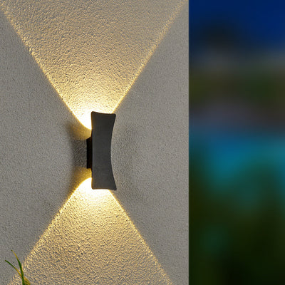 Moderne minimalistische wasserdichte Dreieck-Halbkreis-Druckguss-Aluminium-PC-LED-Wandleuchte für die Terrasse im Freien 