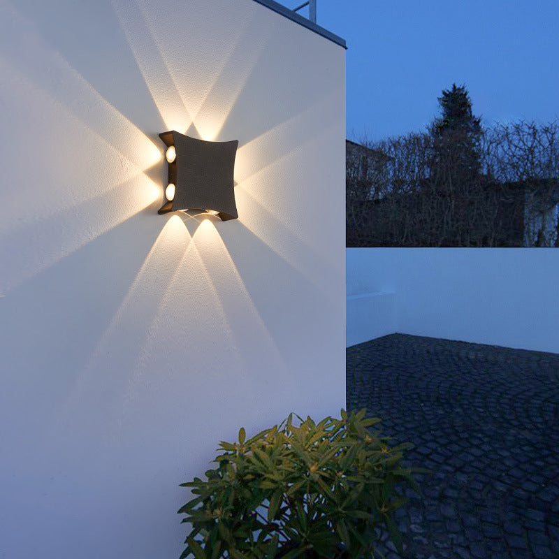 Moderne minimalistische wasserdichte Dreieck-Halbkreis-Druckguss-Aluminium-PC-LED-Wandleuchte für die Terrasse im Freien 