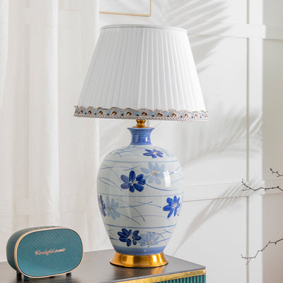 Traditionelle chinesische blau-weiße Porzellan-Keramikvase mit Faltenstoffschirm 1-Licht-Tischlampe für das Studium 