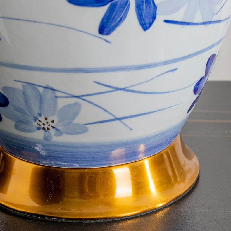 Traditionelle chinesische blau-weiße Porzellan-Keramikvase mit Faltenstoffschirm 1-Licht-Tischlampe für das Studium 