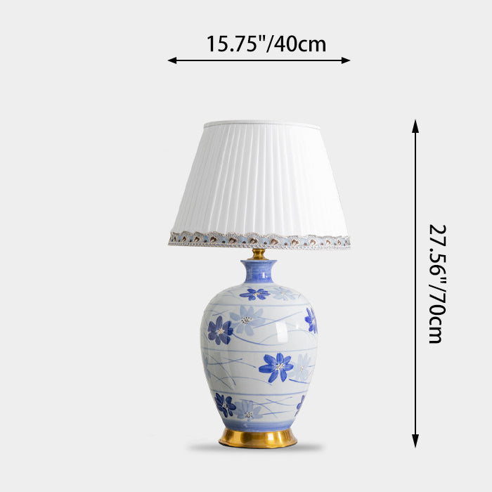 Traditionelle chinesische blau-weiße Porzellan-Keramikvase mit Faltenstoffschirm 1-Licht-Tischlampe für das Studium 