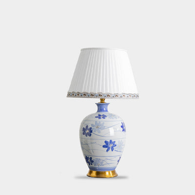 Traditionelle chinesische blau-weiße Porzellan-Keramikvase mit Faltenstoffschirm 1-Licht-Tischlampe für das Studium 