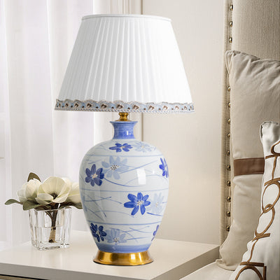 Traditionelle chinesische blau-weiße Porzellan-Keramikvase mit Faltenstoffschirm 1-Licht-Tischlampe für das Studium 