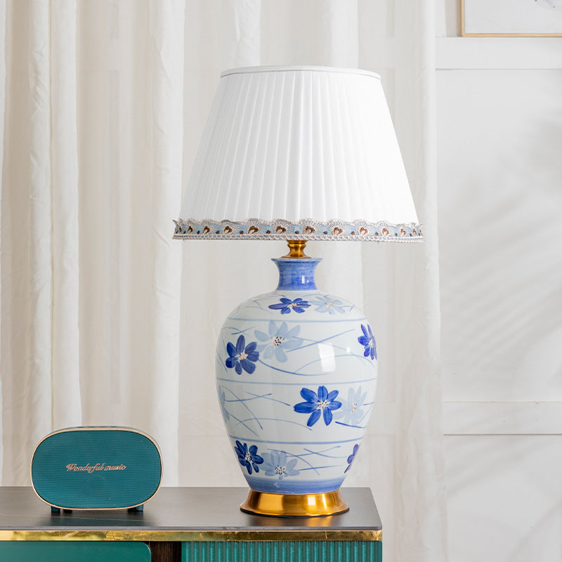 Traditionelle chinesische blau-weiße Porzellan-Keramikvase mit Faltenstoffschirm 1-Licht-Tischlampe für das Studium 