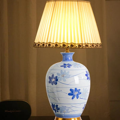 Traditionelle chinesische blau-weiße Porzellan-Keramikvase mit Faltenstoffschirm 1-Licht-Tischlampe für das Studium 