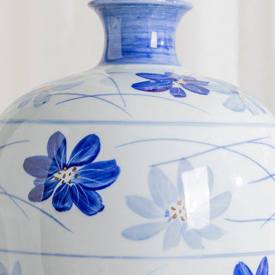 Traditionelle chinesische blau-weiße Porzellan-Keramikvase mit Faltenstoffschirm 1-Licht-Tischlampe für das Studium 