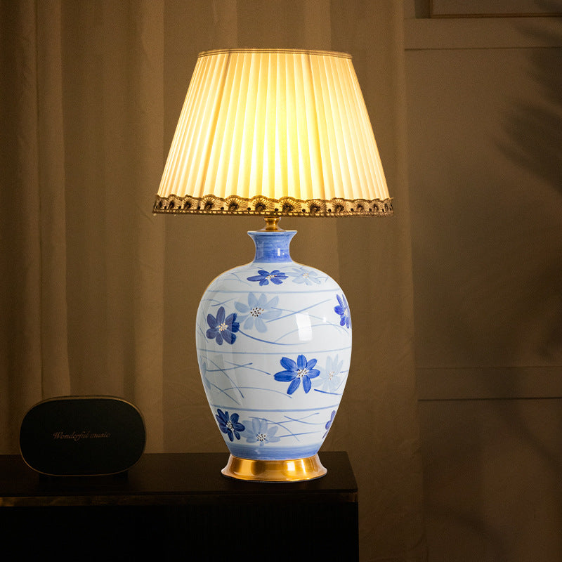 Traditionelle chinesische blau-weiße Porzellan-Keramikvase mit Faltenstoffschirm 1-Licht-Tischlampe für das Studium 