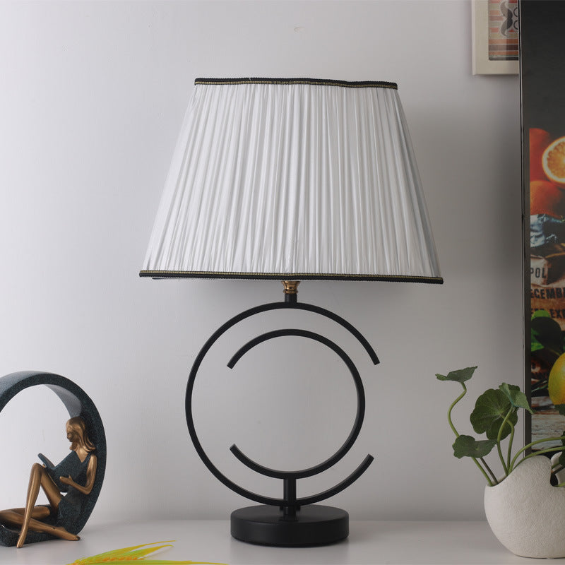 Moderne minimalistische runde quadratische Stoff Eisen 1-Licht Tischlampe für Wohnzimmer 