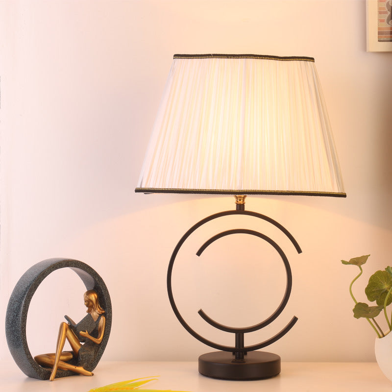 Moderne minimalistische runde quadratische Stoff Eisen 1-Licht Tischlampe für Wohnzimmer 