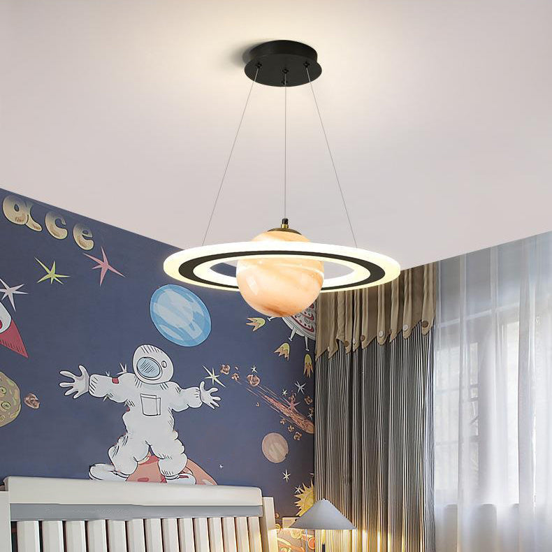 Moderne Art-Deco-Kinder-Rundplanet-Raumfahrer-Acryl-Eisen-LED-Kronleuchter für Wohnzimmer 