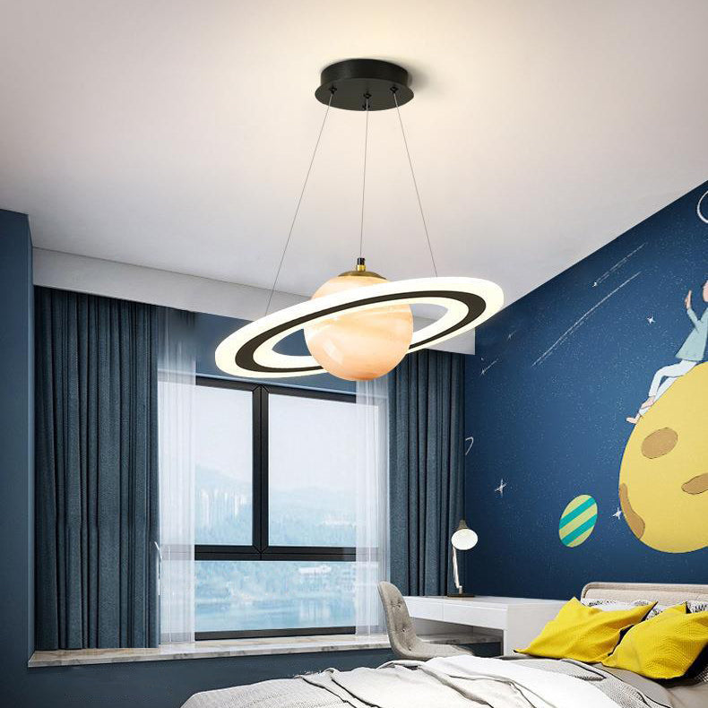 Moderne Art-Deco-Kinder-Rundplanet-Raumfahrer-Acryl-Eisen-LED-Kronleuchter für Wohnzimmer 