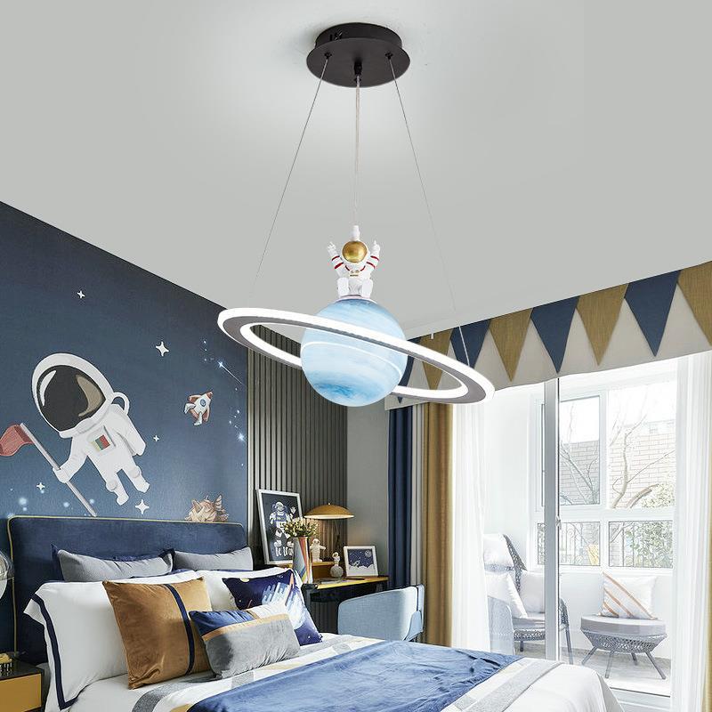 Moderne Art-Deco-Kinder-Rundplanet-Raumfahrer-Acryl-Eisen-LED-Kronleuchter für Wohnzimmer 