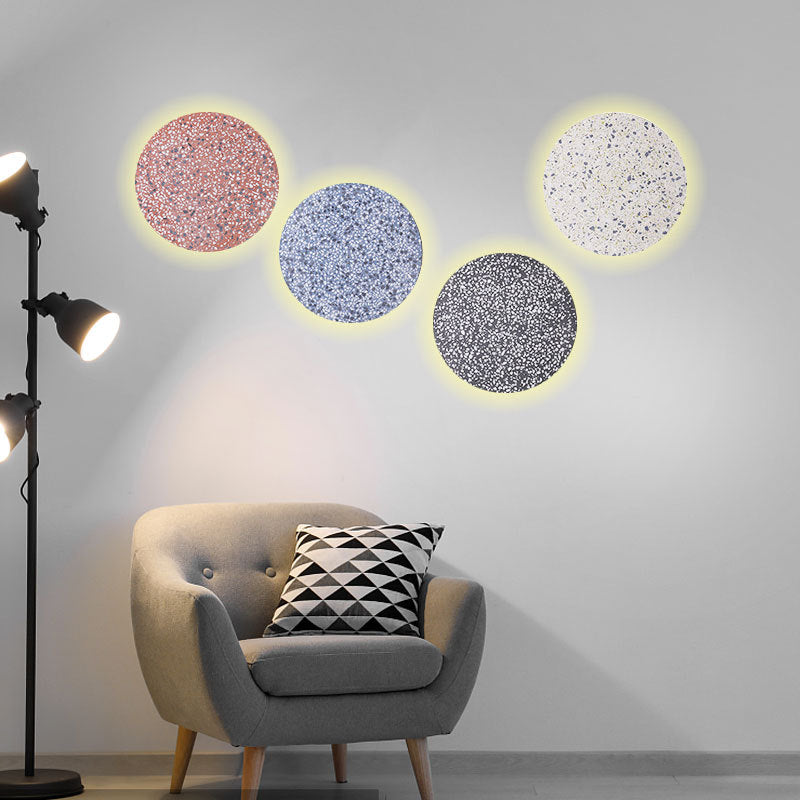 Zeitgenössische skandinavische Metallterrazzo-runde LED-Wandleuchte für Wohnzimmer 