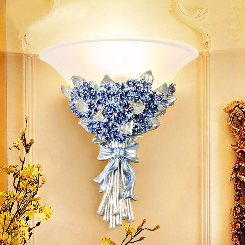 Traditionelle europäische Harzglas-Hardware-Blumen-Frosthorn 1-Licht-Wandleuchte für Wohnzimmer 