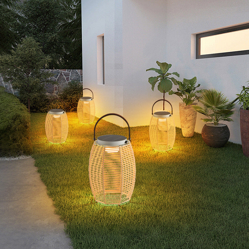 Traditionelles Bauernhaus Solarbetriebenes Wiederaufladbares Wasserdichtes Weben Imitation Rattan Eisen Handheld Laterne Säule LED Außenleuchte Landschaftsbeleuchtung Für Garten 