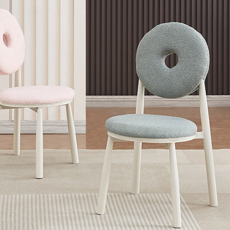 Zeitgenössischer nordischer Creme-Donut-Metall-Lambswool-Esszimmerstuhl mit Rückenlehne für das Esszimmer 