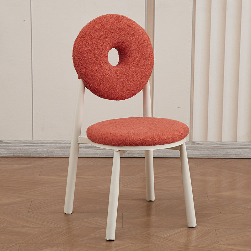 Zeitgenössischer nordischer Creme-Donut-Metall-Lambswool-Esszimmerstuhl mit Rückenlehne für das Esszimmer 