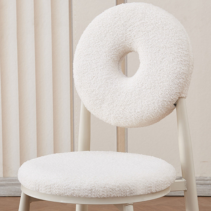 Zeitgenössischer nordischer Creme-Donut-Metall-Lambswool-Esszimmerstuhl mit Rückenlehne für das Esszimmer 