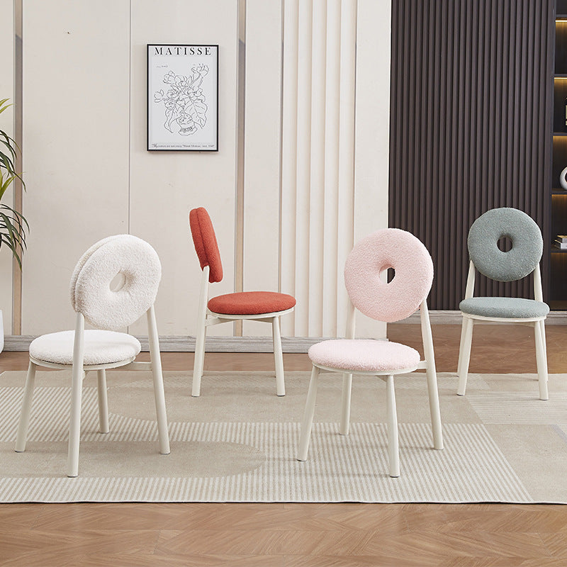 Zeitgenössischer nordischer Creme-Donut-Metall-Lambswool-Esszimmerstuhl mit Rückenlehne für das Esszimmer 