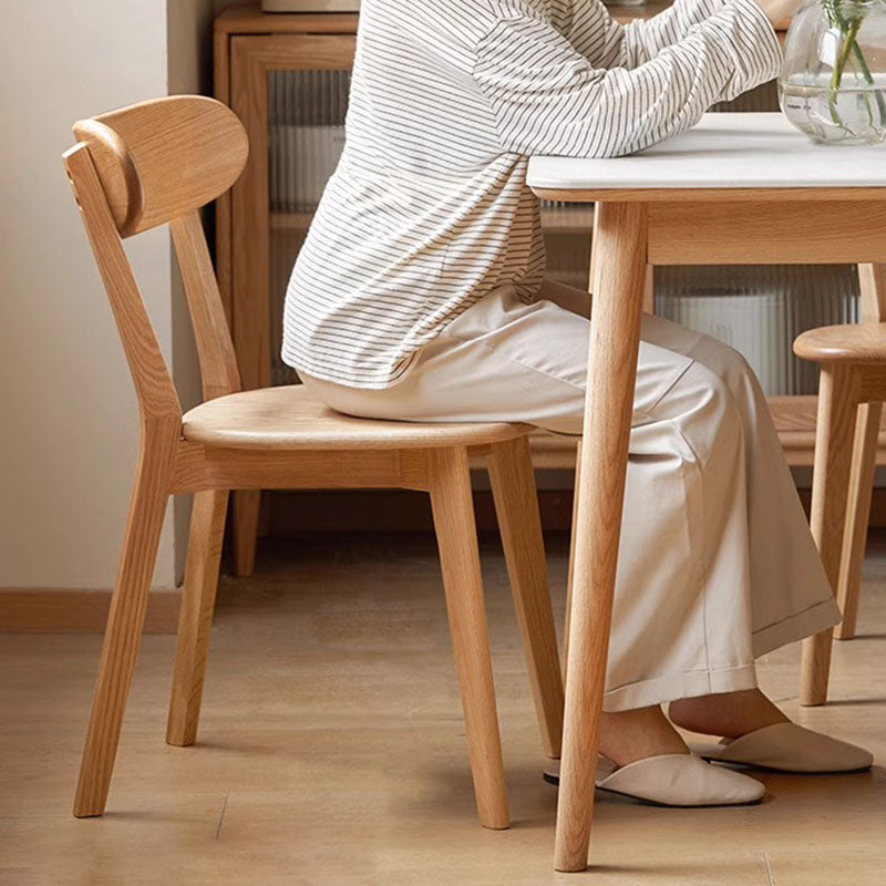 Zeitgenössischer nordischer quadratischer Gummibaumholz-Esszimmerstuhl mit Rückenlehne für das Esszimmer 