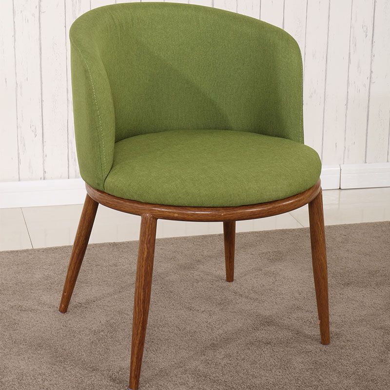 Chaise de salle à manger contemporaine scandinave avec dossier arrondi en coton, lin, fer et bois pour salle à manger 