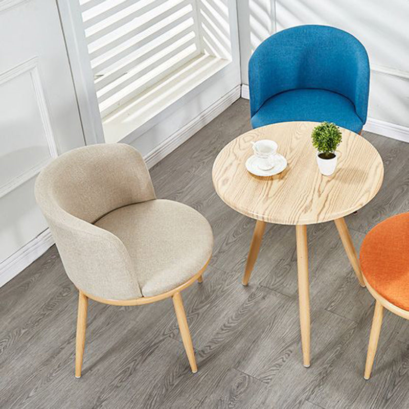 Chaise de salle à manger contemporaine scandinave avec dossier arrondi en coton, lin, fer et bois pour salle à manger 