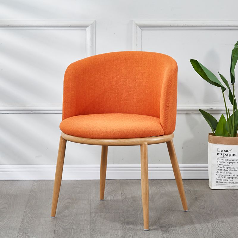 Chaise de salle à manger contemporaine scandinave avec dossier arrondi en coton, lin, fer et bois pour salle à manger 