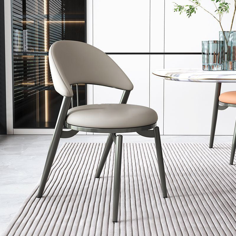 Chaise de salle à manger ronde en cuir incurvé scandinave contemporaine avec dossier en fer 