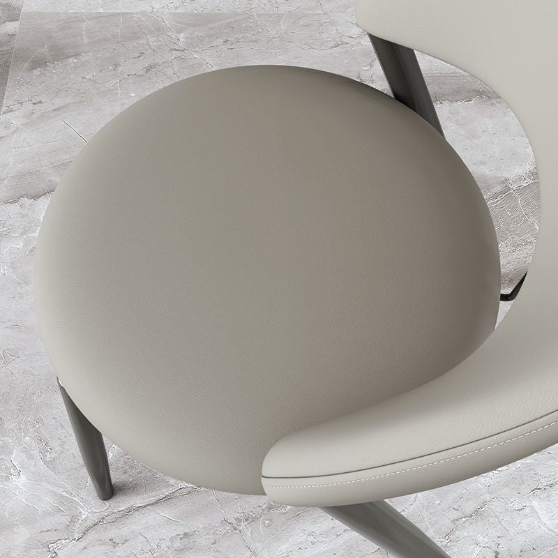 Chaise de salle à manger ronde en cuir incurvé scandinave contemporaine avec dossier en fer 