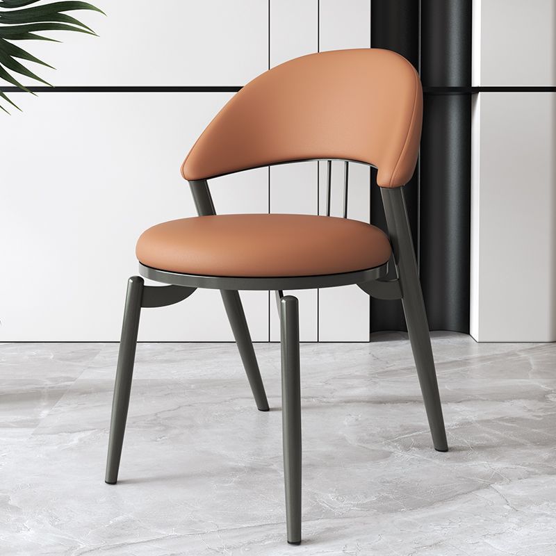 Chaise de salle à manger ronde en cuir incurvé scandinave contemporaine avec dossier en fer 