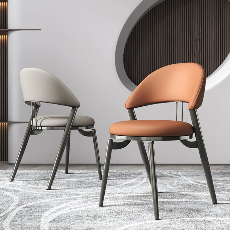 Chaise de salle à manger ronde en cuir incurvé scandinave contemporaine avec dossier en fer 