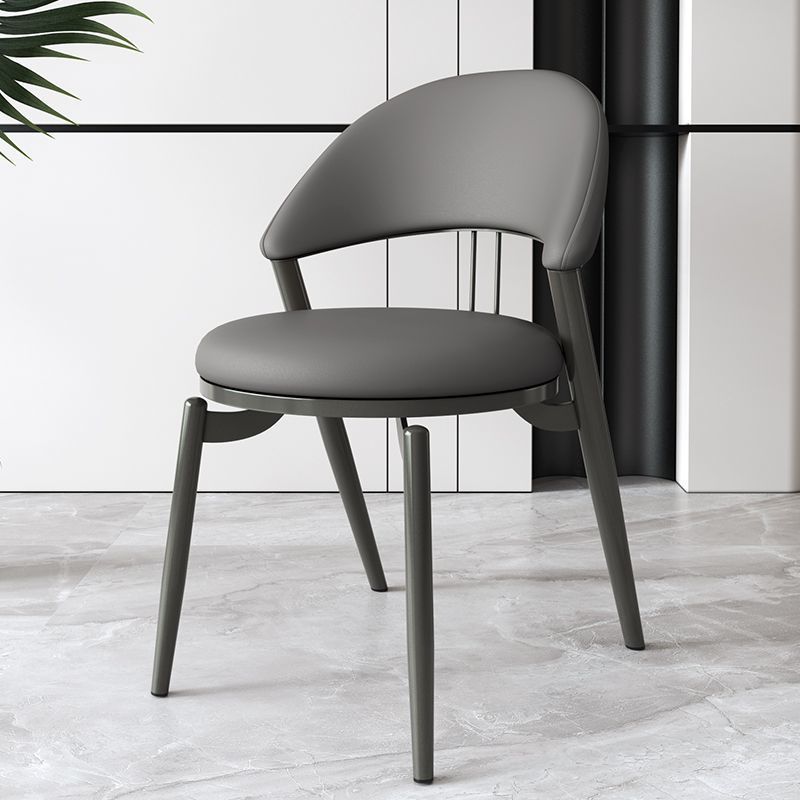 Chaise de salle à manger ronde en cuir incurvé scandinave contemporaine avec dossier en fer 