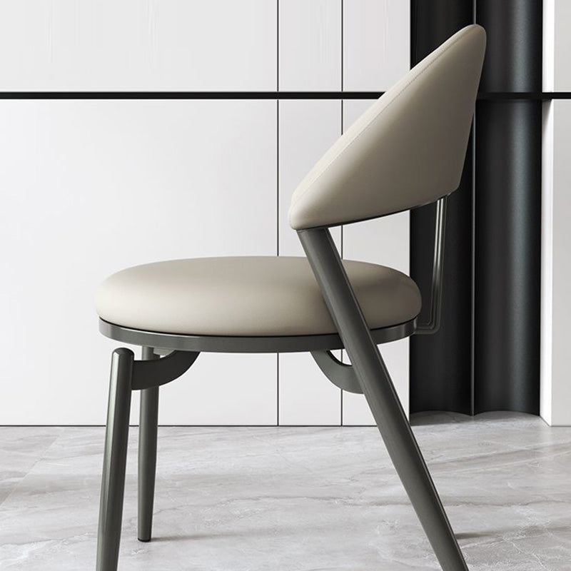 Chaise de salle à manger ronde en cuir incurvé scandinave contemporaine avec dossier en fer 