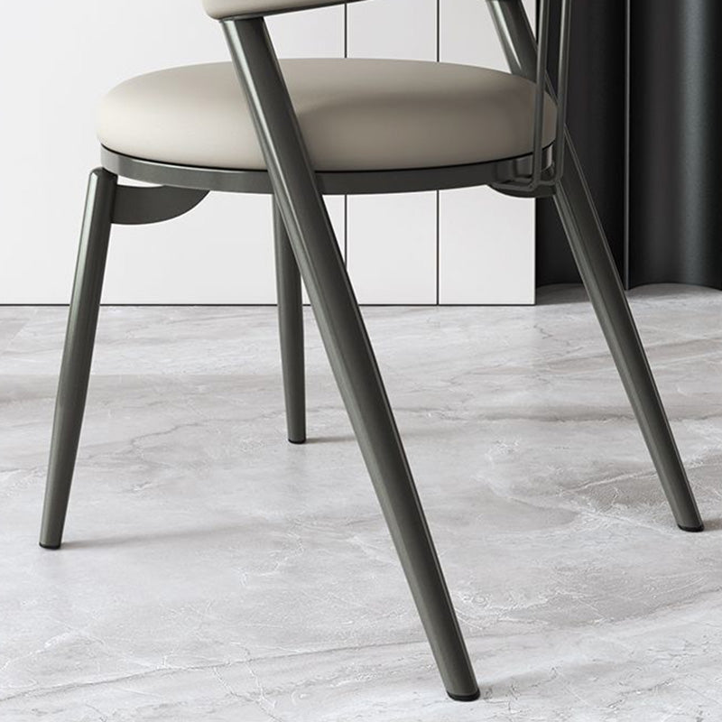 Chaise de salle à manger ronde en cuir incurvé scandinave contemporaine avec dossier en fer 