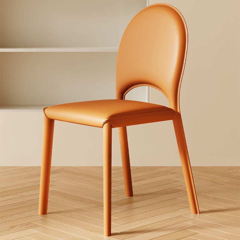 Chaise de salle à manger contemporaine scandinave en cuir avec dossier métallique en demi-cercle arrondi 