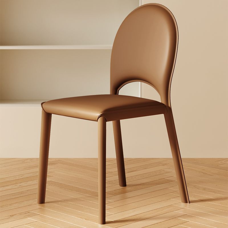 Chaise de salle à manger contemporaine scandinave en cuir avec dossier métallique en demi-cercle arrondi 