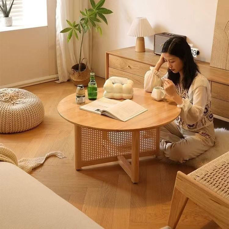 Table basse contemporaine ronde en bois avec tissage en rotin à pieds croisés pour salon 