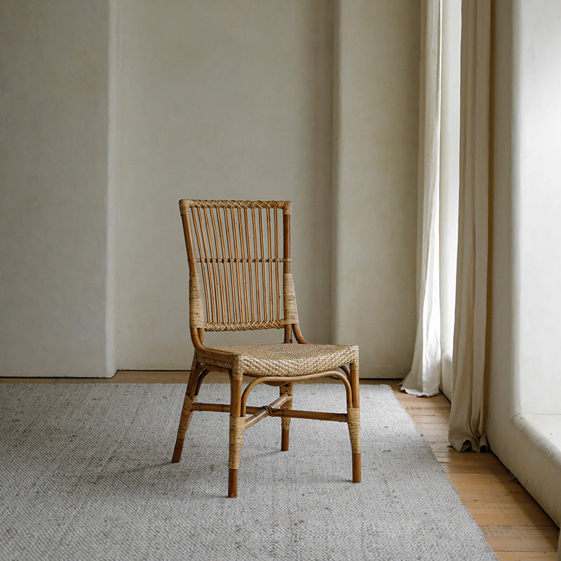 Chaise de salle à manger en bois tissé carré chinois traditionnel avec quatre pieds, dossier et accoudoirs 