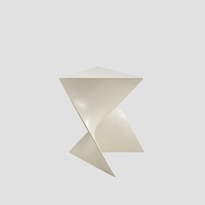 Table d'appoint en plastique triangulaire irrégulier minimaliste moderne pour salon 