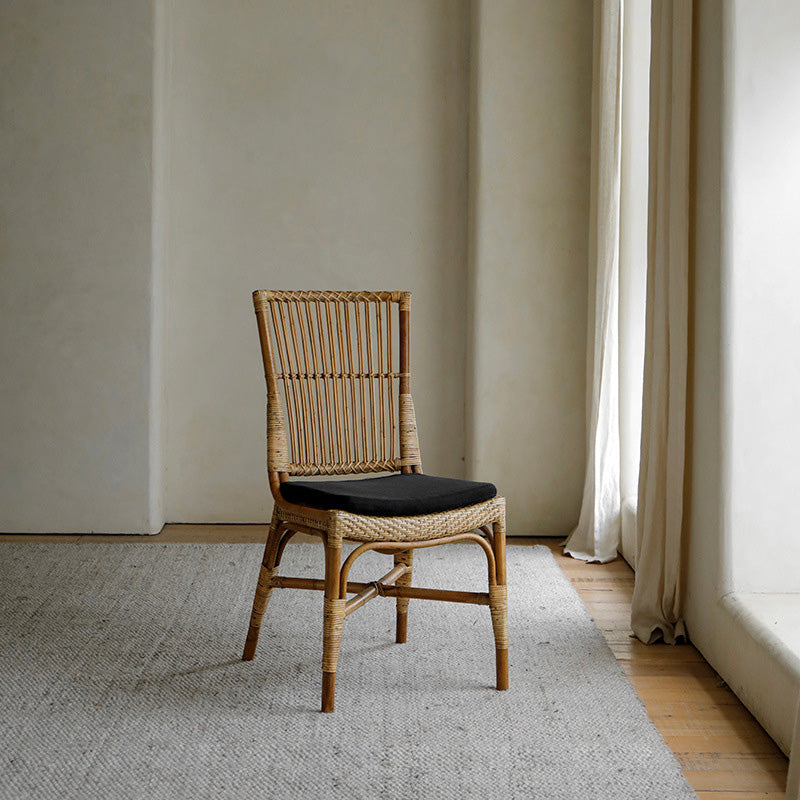 Chaise de salle à manger en bois tissé carré chinois traditionnel avec quatre pieds, dossier et accoudoirs 