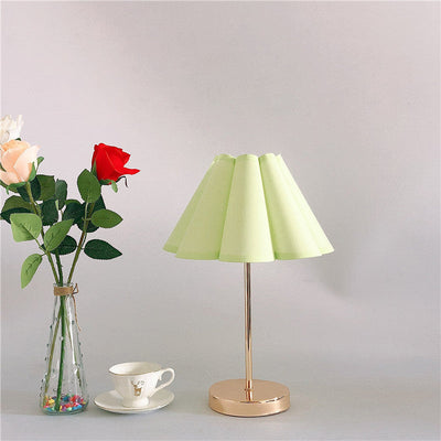 Traditional European Printed Fabric Petal Shade 1-Light Table Lamp For Bedroom