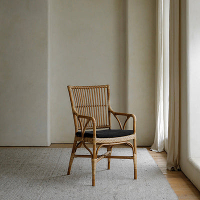 Chaise de salle à manger en bois tissé carré chinois traditionnel avec quatre pieds, dossier et accoudoirs 