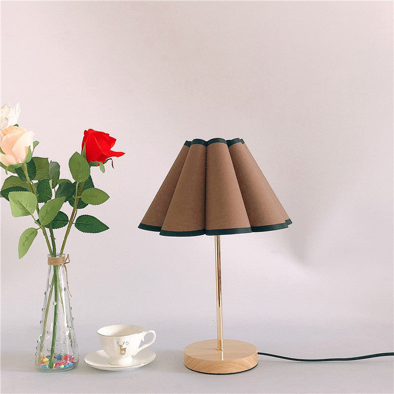 Traditional European Printed Fabric Petal Shade 1-Light Table Lamp For Bedroom