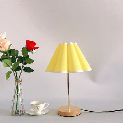 Traditional European Printed Fabric Petal Shade 1-Light Table Lamp For Bedroom