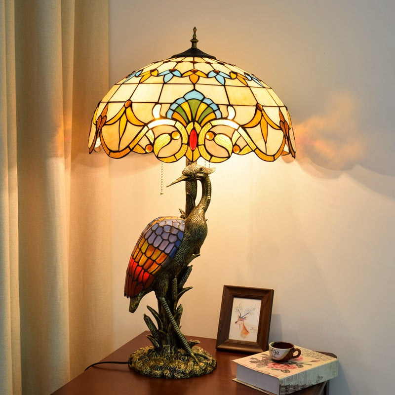 Europäische Retro Light Luxury Tiffany Female Crane Buntglas 3-Licht-Tischlampe 